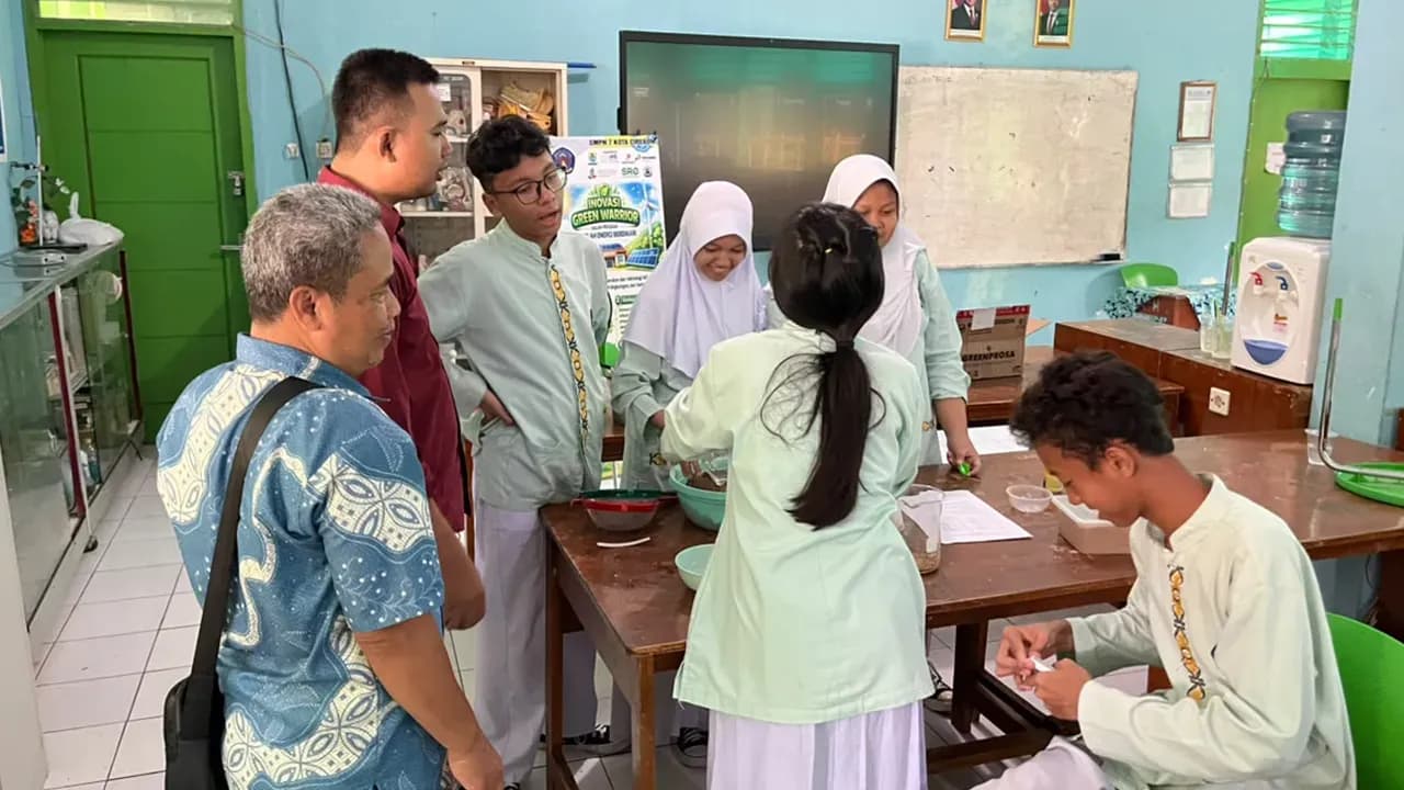 Siswa SMPN 7 Kota Cirebon Belajar Membuat Pakan Ikan Pelet, IPA Makin Seru!