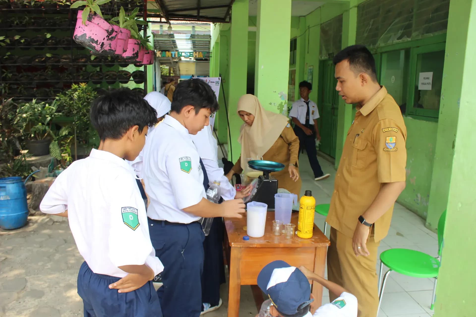 Aksi Lingkungan Siswa SMPN 7 Cirebon: Praktik Eco Enzyme & POC