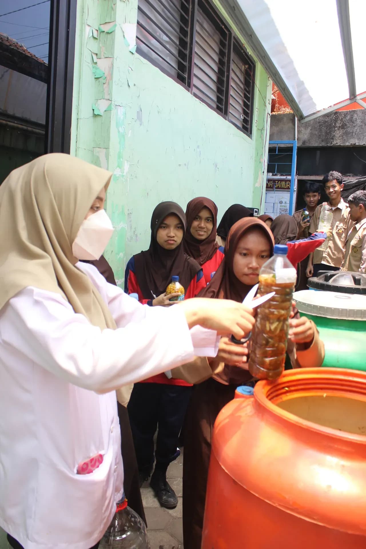 Pembuatan Ecoenzym dan POC Siswa SMPN 7 Kota Cirebon