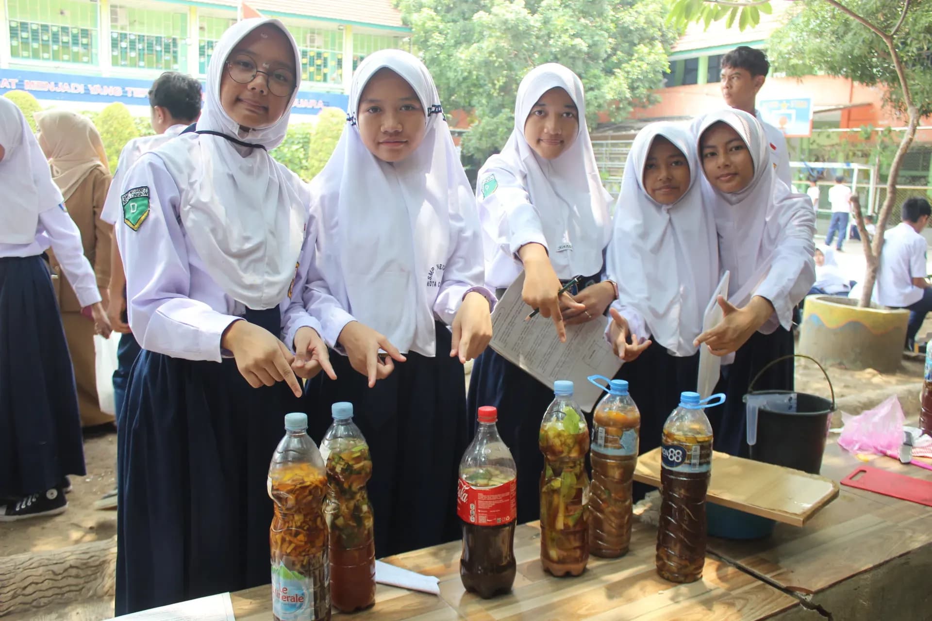 SMPN 7 Kota Cirebon Kembangkan Ecoenzym dan Pupuk Organik