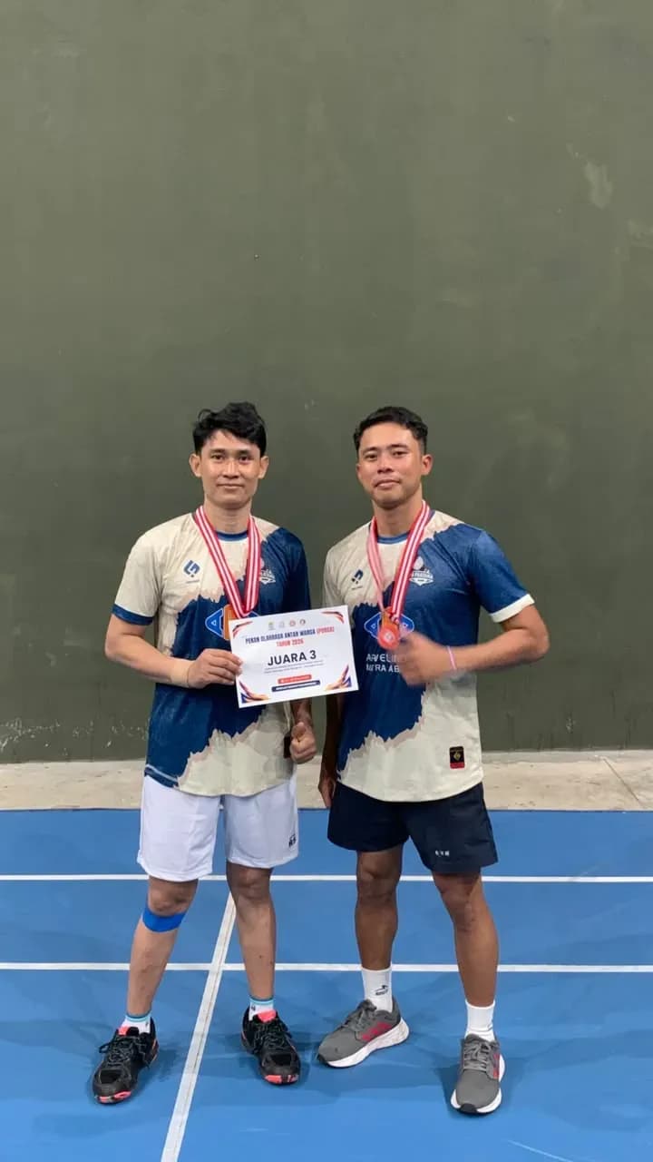 Guru SMPN 7 Kota Cirebon Raih Juara 3 Turnamen Badminton